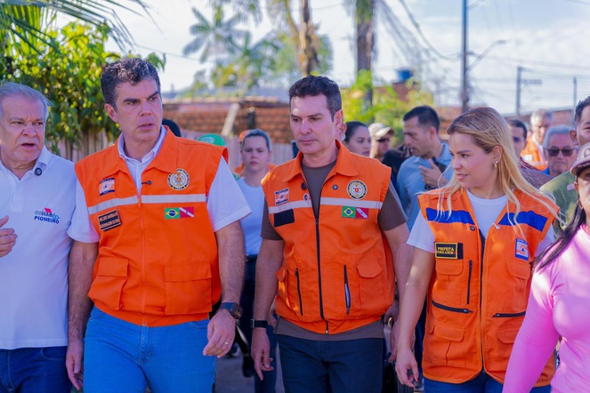Na imagem ministro Jader Filho ao lado do governador do Pará, Helder Barbalho, durante visita a comunidade afetada por chuvas no Pará.