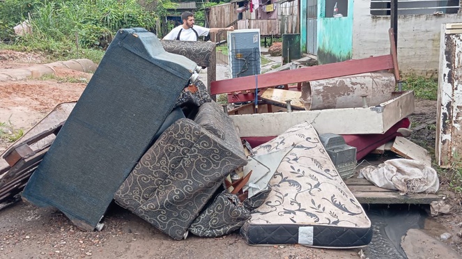 Na imagem moveis de casas que foram destruídos pelas enchentes em Marituba, Pará. 