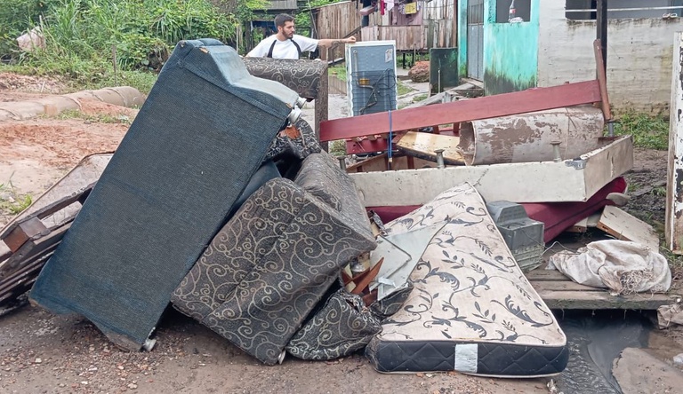 Na imagem moveis de moradores destruídos nas enchentes, em Marituba, Pará.