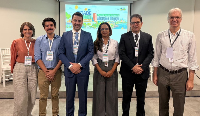 Na imagem servidores do ministério posam para foto