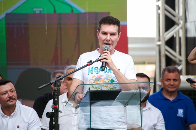Na imagem ministro Jader Filho discursa durante evento de entrega de casas em Santaré, Pará.
