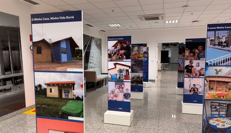 Na imagem fotos da exposição do programa Minha Casa, Minha Vida