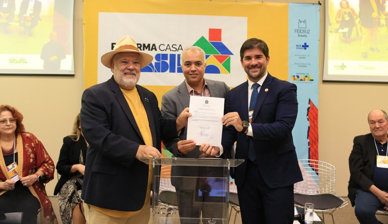 Secretários Executivo, Vladmir Lima, e de Habitação, Augusto Rabelo exibem documento