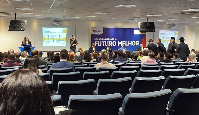 Na imagem ministro Jader posa para foto com os ganhadores do prêmio Minha Casa, Minha Vida.