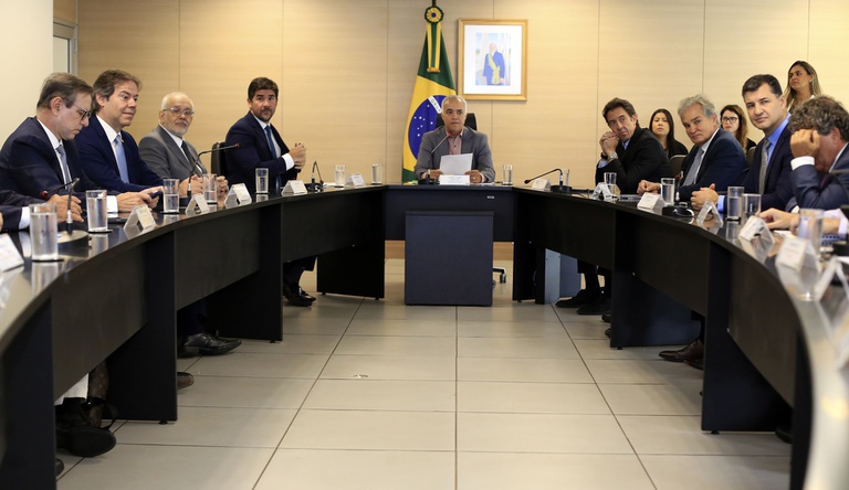 Representantes do Ministério das Cidades e do setor produtivo da construção civil em reunião