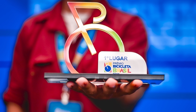 Vencedor exibindo o troféu