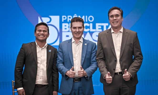 O ministro das cidades e duas outras autoridades