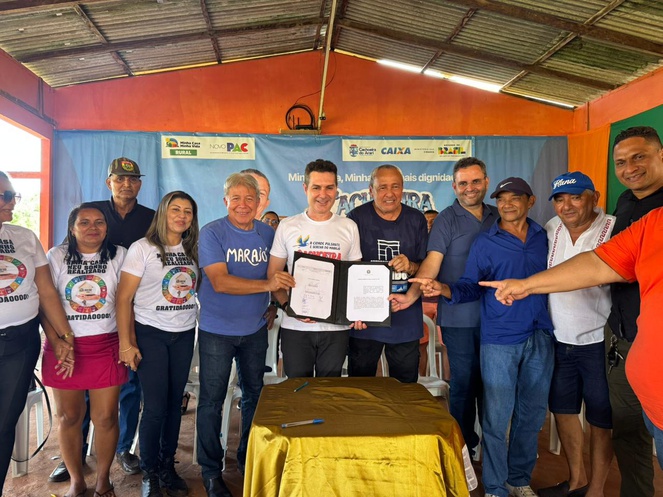 Minha Casa, Minha Vida avança em municipios do Pará O ministro das cidades e populares exibindo o documento assinado