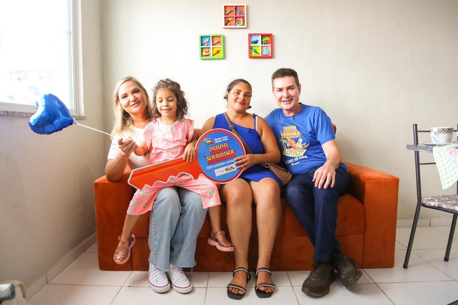 Na imagem ministro Jader Filho ao lado de família beneficiária do programa Minha Casa, Minha Vida. 