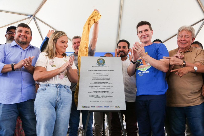 Na imagem ministro Jader Filho com representantes do governo do Pará na entrega de casas.