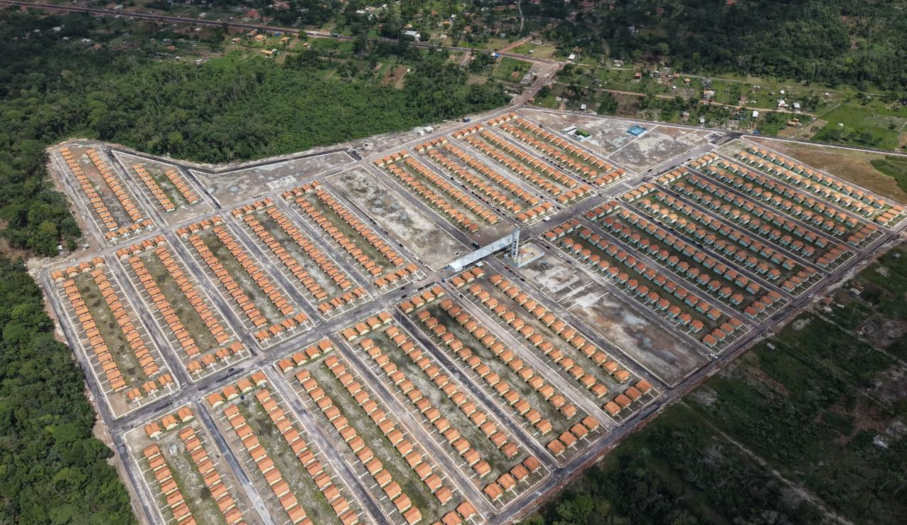 O Ministério das Cidades fez a entrega de 800 moradias do Residencial Chico Narrina nesta segunda-feira (30). Obras do Minha Casa, Minha Vida retomadas em Abaetetuba somam mais de mil novos lares às famílias do município