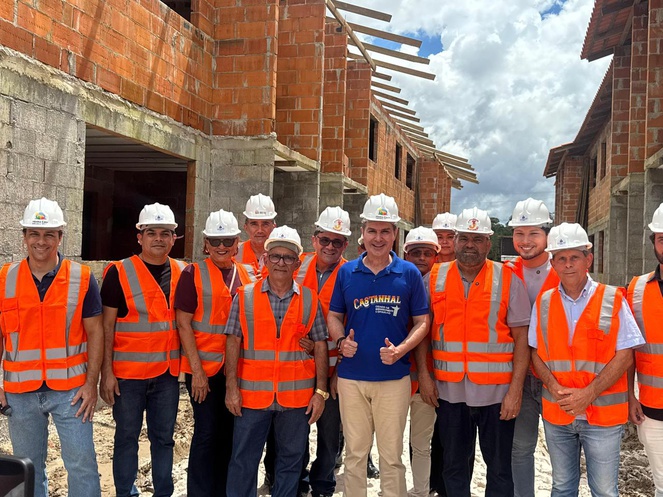 Na imagem ministro Jader Filho ao lado de representantes durante visita técnica em obras do Minha Casa, Minha Vida.