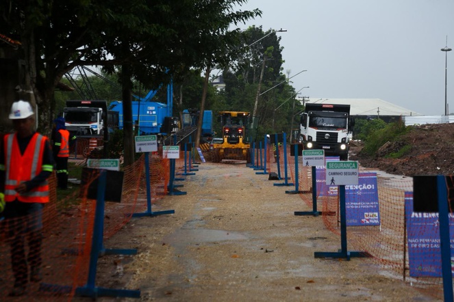 Na imagem foto de obras de canal de saneamento básico