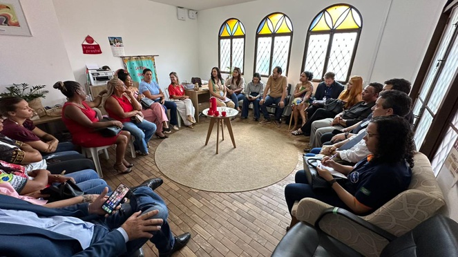 Na imagem pessoas sentadas conversando sobre o programa CEP PARA TODOS. 