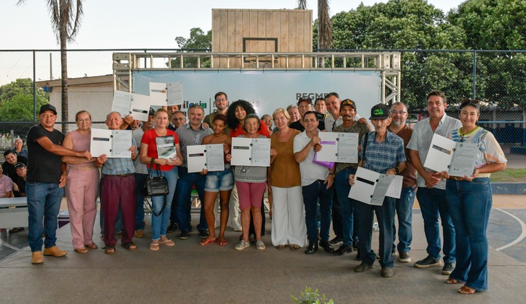 Na imagem pessoas reunidas para foto durante evento de periferias.