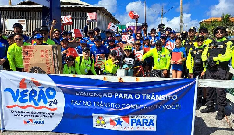 Na foto grupo de ciclistas com faixas e cartazes