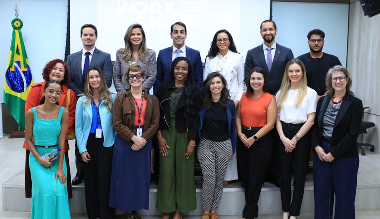 Na imagem servidores do ministério das Cidades posam para foto oficial
