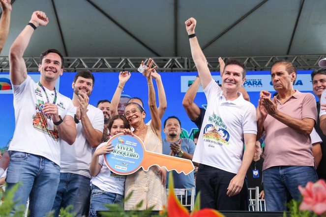 Na foto o ministro das cidades junto a outras pessoas