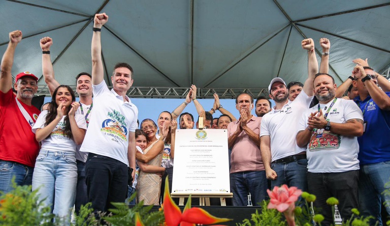 Na foto o ministro das cidades junto a outras autoridades