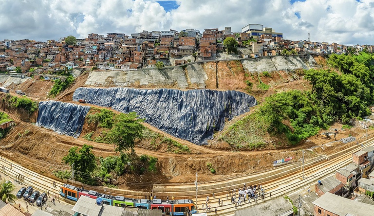 Na foto as obras em encostas de Salvador