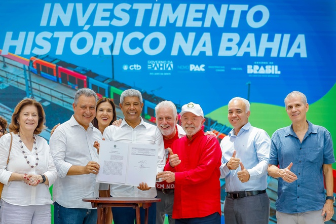 Na foto o presidente da república e autoridades exibindo o documento