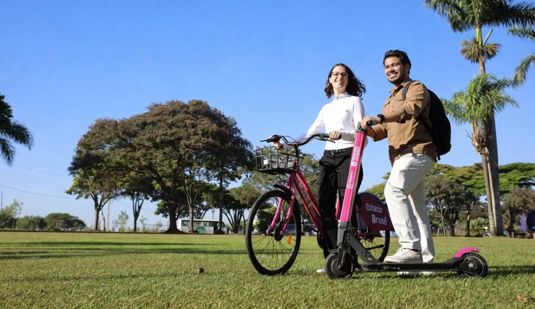 Na imagem casal andando de bicicleta