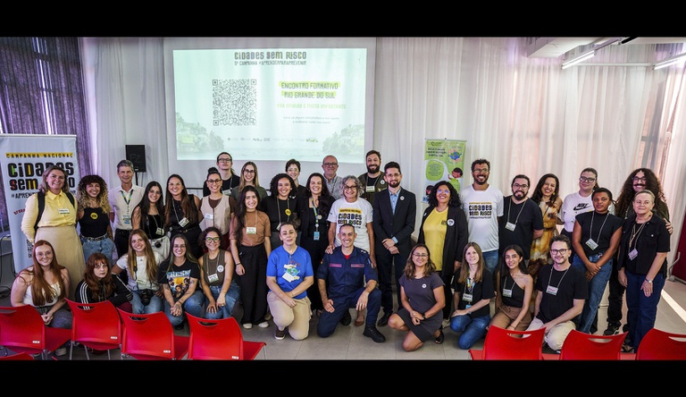 Equipe posando para foto