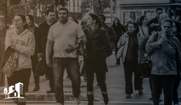 Foto em preto e branco envelhecida de pessoas caminhando na rua