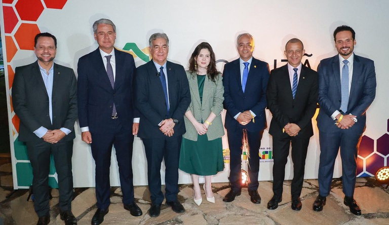 Na foto o ministro das cidades junto a outras pessoas
