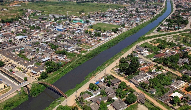 Na imagem foto de canal de rio de cidade brasileira