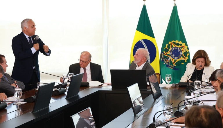 Na imagem ministro Vladimir apresenta dados do programa Minha Casa, Minha Vida durante reunião com o presidente Lula e vice-presidente Geraldo.