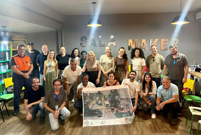 Foto da equipe reunida no auditório