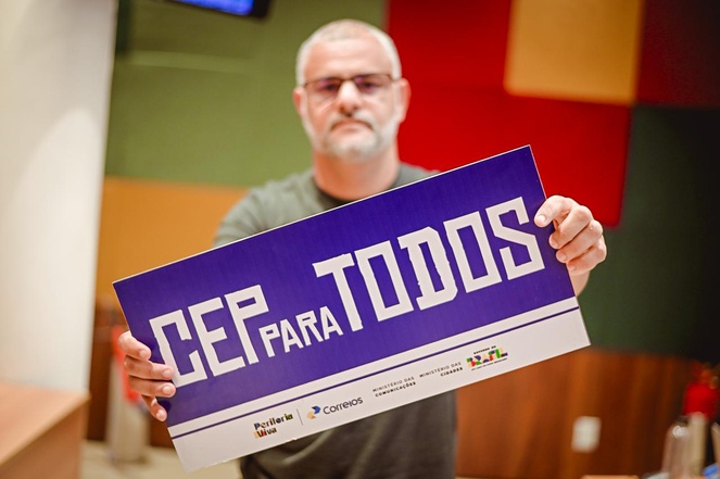 Na imagem homem segura placa com a frase Cep Para Todos