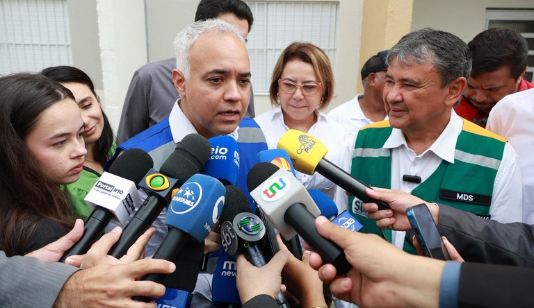 Na imagem ministro Vladimir durante entrevista coletiva com jornalistas