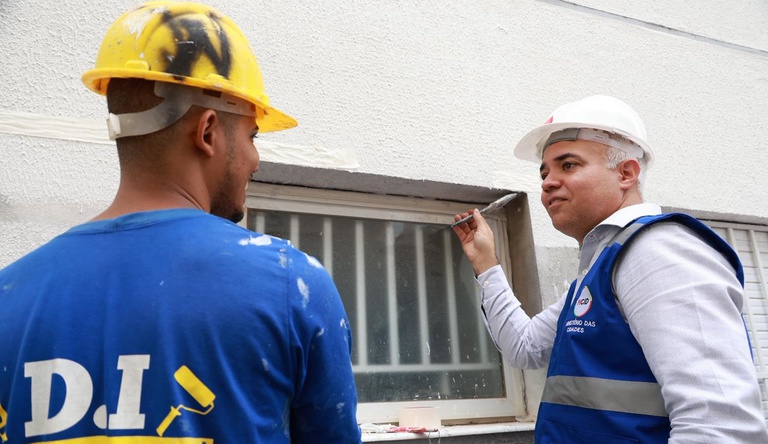 Na imagem dois homens conversam sobre obra do Residencial Santa Teresa, em Teresina