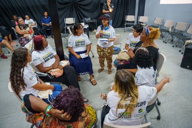 Na imagem grupo de pessoas sentadas conversando sobre o projeto Cidades sem Risco