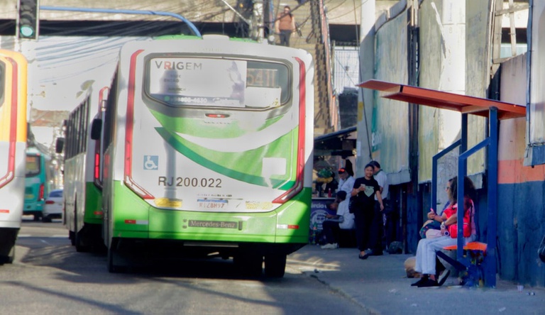 Na foto um ônibus transitando