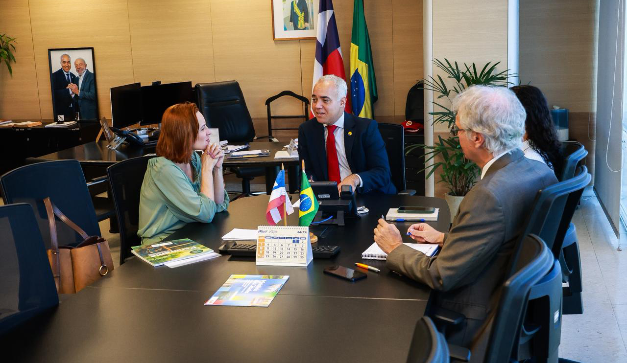 O ministro Vladimir Lima se reuniu com a diretora-presidente da ABCON para debater o cenário do setor e a importância da união entre o setor público e privado para alcançar as metas de universalização