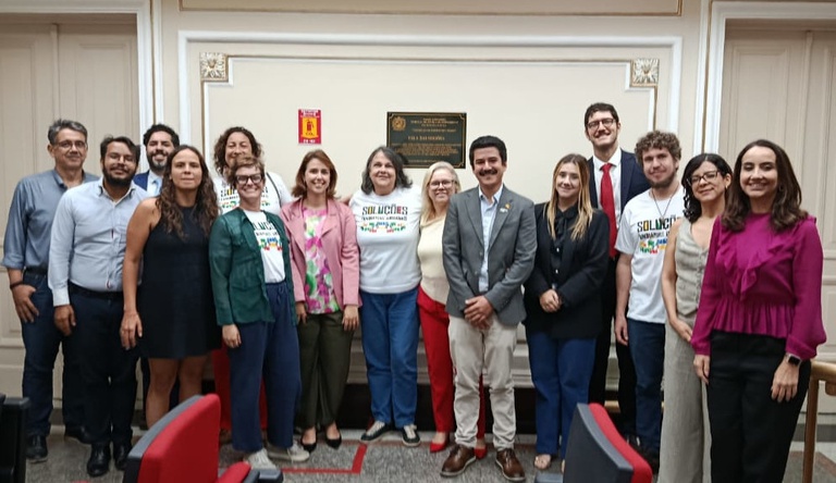 Na imagem servidores do ministério posam para foto