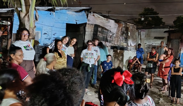 Na imagem servidores do ministério conversam com moradores de comunidade de Jaboatão