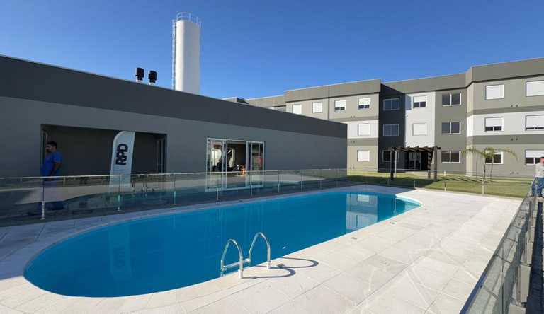 Na foto vista panorâmica dos prédios do MCMV a partir da piscina
