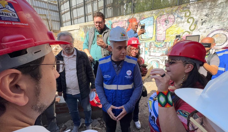 O ministro das Cidades visitando as obras do MCMV