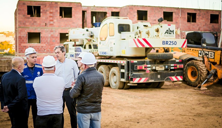 O ministro das Cidades e a equipe do MCID e contrutora visitando as obras do MCMV