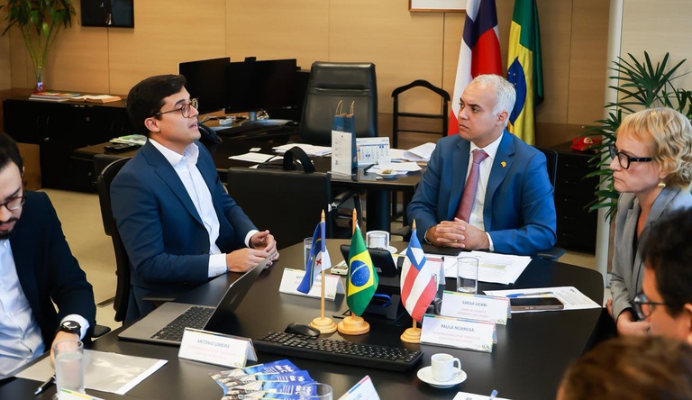 Na foto o ministro das Cidades em reunião com o prefeito de Recife