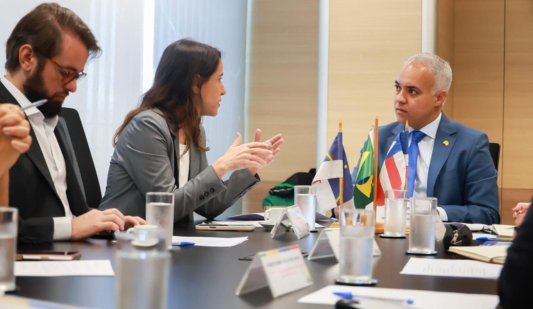 O ministro das Cidades e a governadora de Pernambuco em reunidos