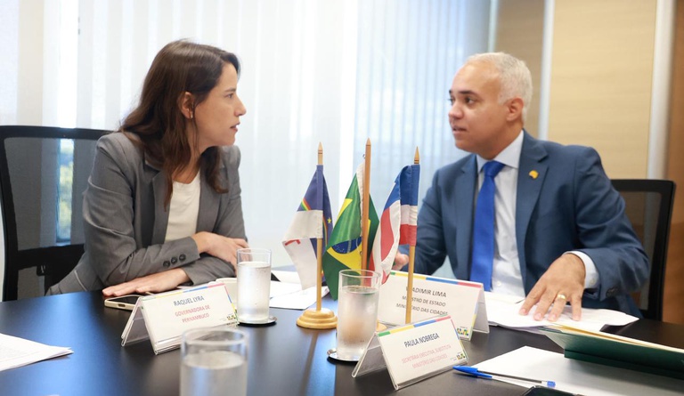 O ministro das Cidades e a governadora de Pernambuco em reunião