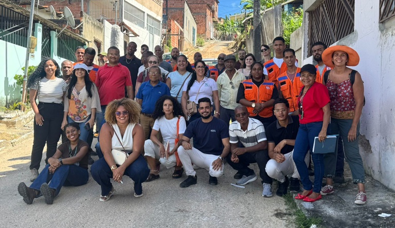 Na imagem grupo de pessoas reunidas para foto