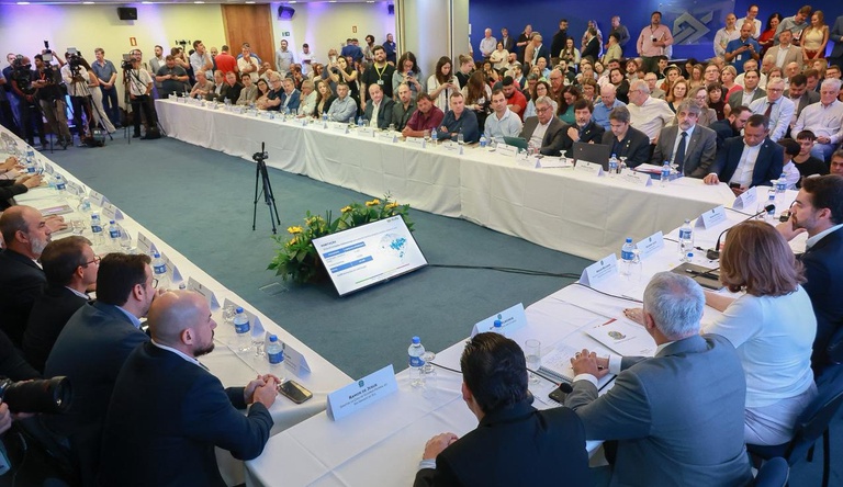 Na imagem pessoas reunidas numa sala durante reunião sobre a reconstrução do Rio Grande do Sul