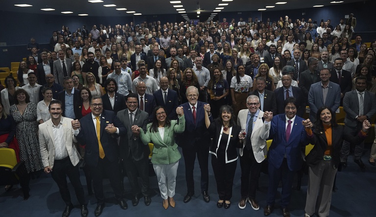 Autoridades e o público do evento em foto