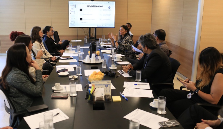 Na imagem servidores do ministério participam de reunião sobre atuação na administração pública